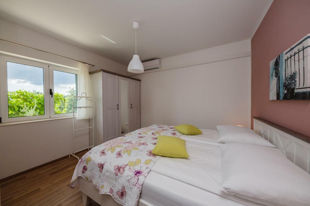 Holiday Home Cherry Tree Žrnovnica Esterno foto